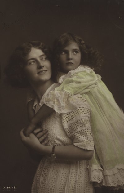 Moeder en dochter door English Photographer
